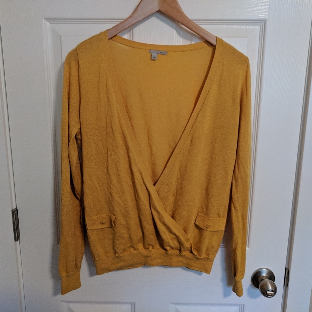Crossover lightweight sweater